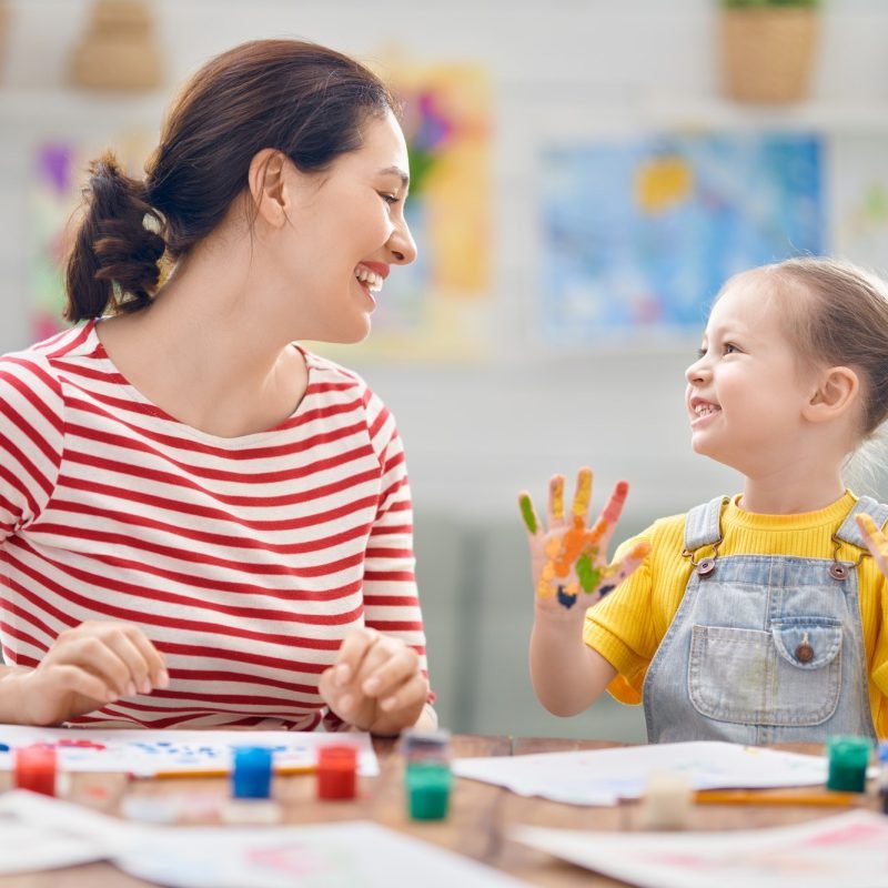 imgi_60_happy-family-painting-together- (1)